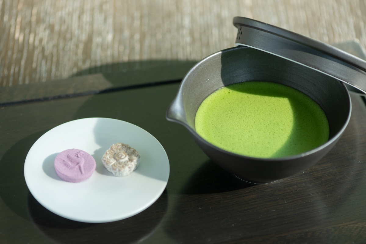 全てのドリンクメニューに付く干菓子は、鳳凰と宝相華をかたどった平等院だけのオリジナル