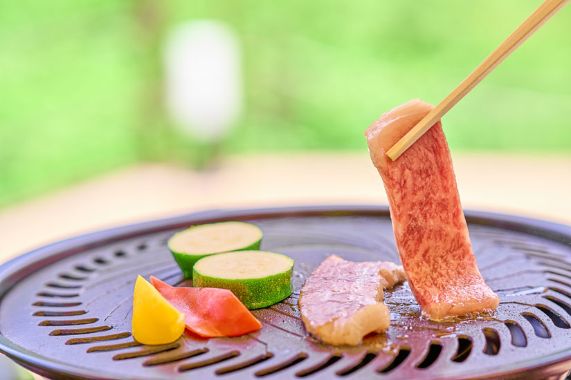 「テラスでバーベキュー」信州牛(150g)6800円。ほかアンガス牛(150g)4000円も。野菜、本日のスープ、ライス付き。テラス席限定、雨天時は提供されない貴重なメニュー