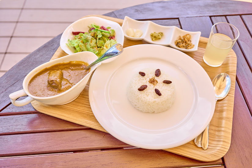 信州牛ビーフカレー3000円。サラダ、安曇野産リンゴジュース付き