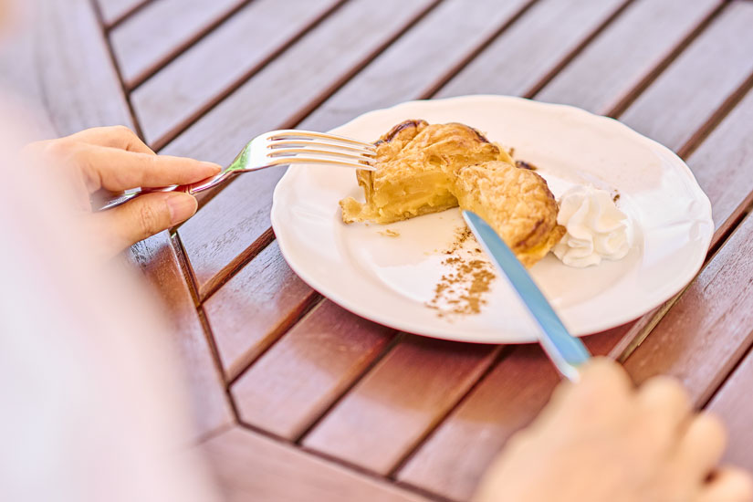 自家製アップルパイ600円。ホットコーヒーセット1200円、アイスコーヒーセット1300円も