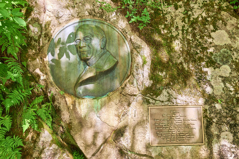 巨岩に彫られたウェストン碑