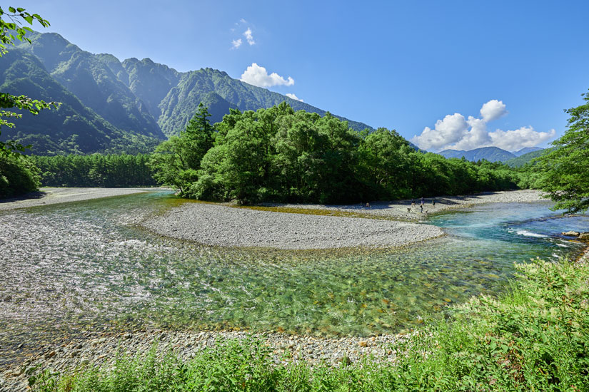 河童橋と大正池のほぼ中間地点、田代橋周辺から見渡す梓川