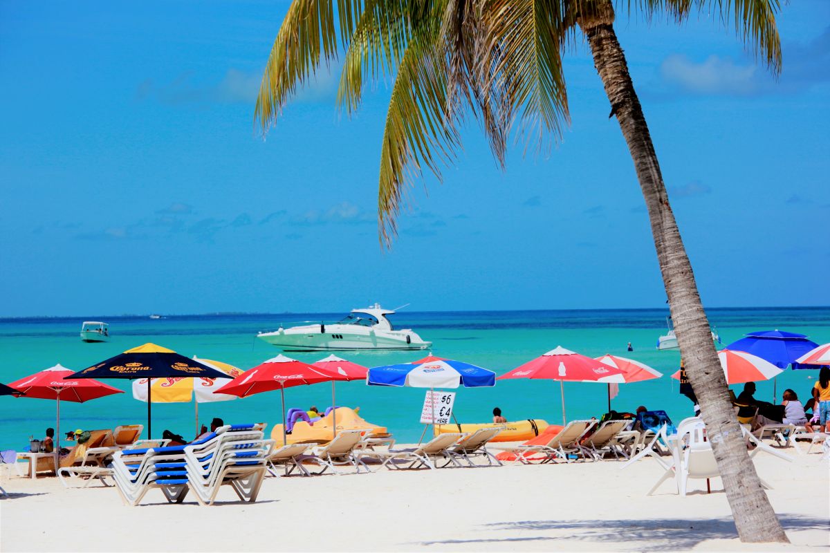 真っ白な砂浜とターコイズブルーの海は楽園そのもの 