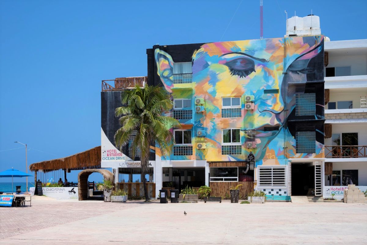  セントロ東端の建物には物憂げな女性の横顔が 