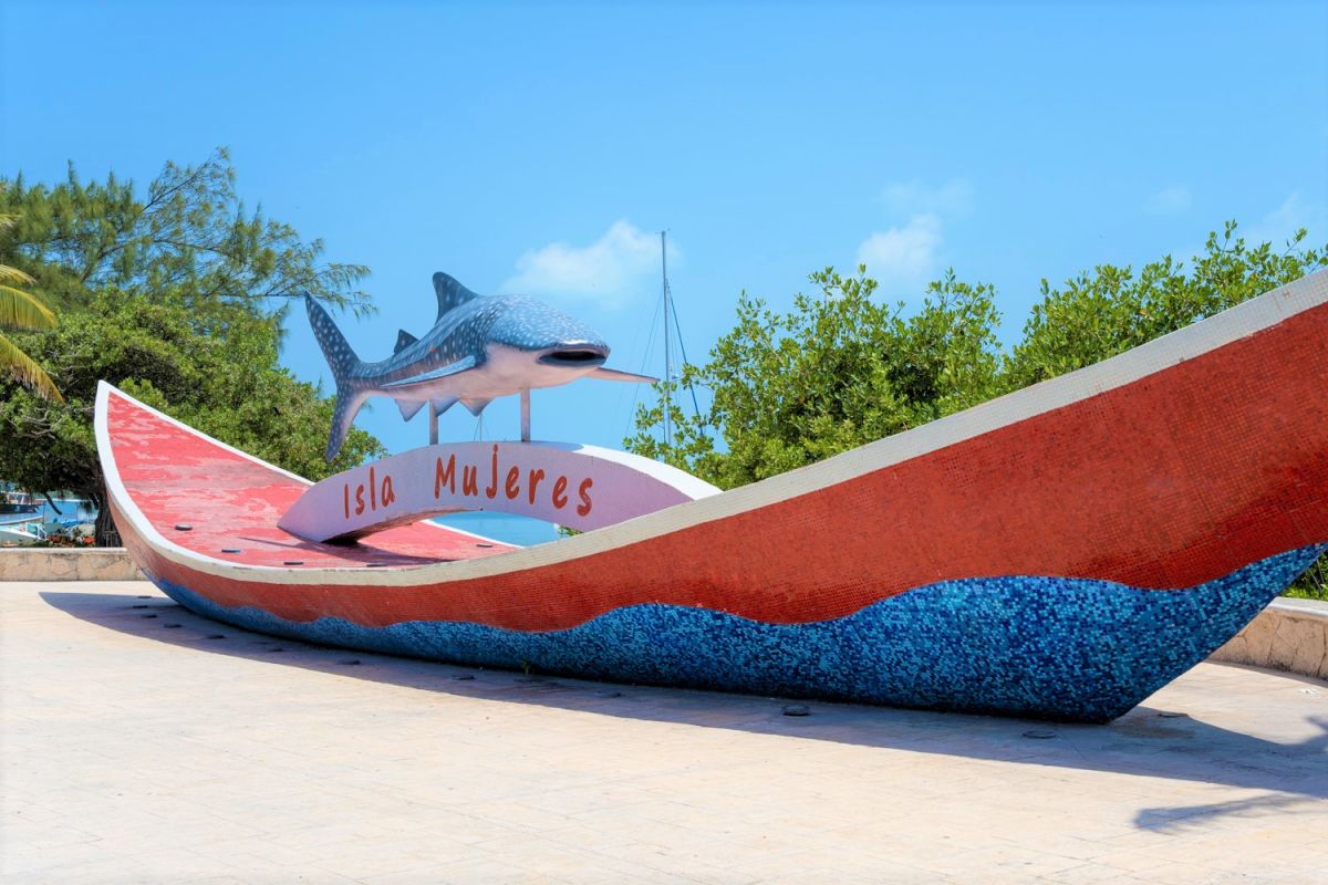 船の上を泳ぐリアルなジンベエザメ！ 