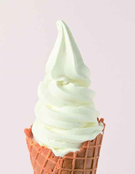 「ソフトクリーム バニラ ワッフルコーン」440円（ミルク＆パフェ よつ葉ホワイトコージ）