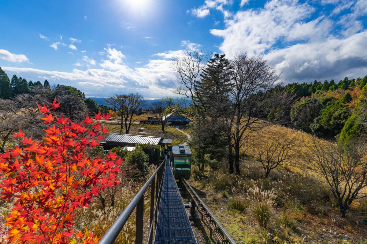 湯浴み小屋へはスロープカーで