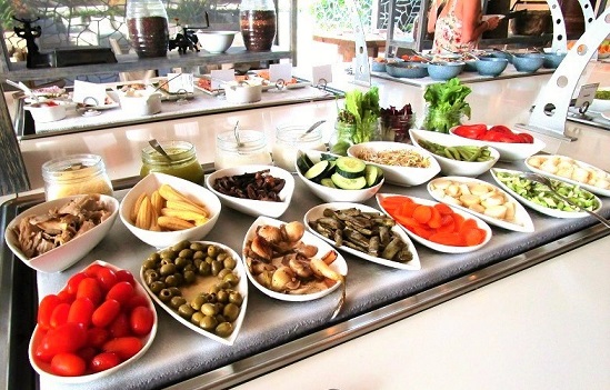 朝食ビュッフェのほんの一部。フレッシュフルーツにジュースシリアルやパンからメイン料理、チーズ、デザートなど選ぶのに困るほど。
