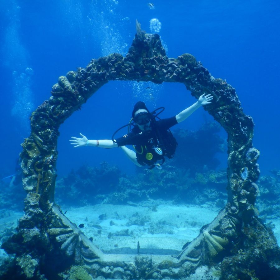  アート作品の一部になっちゃおう（@queen_angel_cancun）