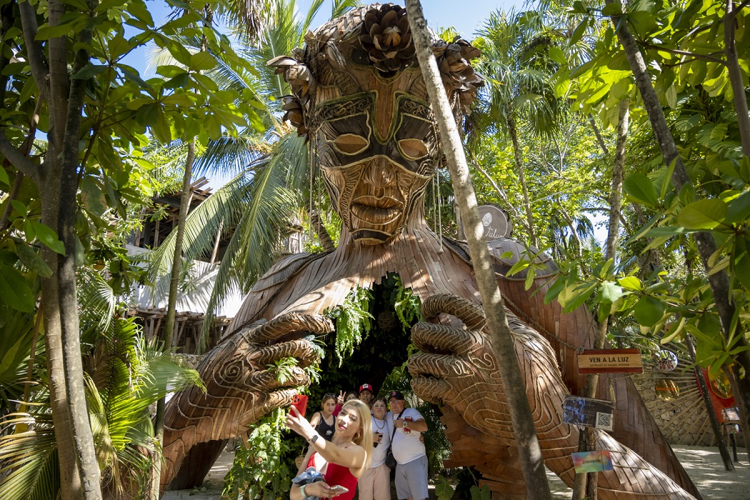 アハウ・トゥルムというホテルにある巨象「ベン・ア・ラ・ルース」。彫刻家ダニエル・ホッパー氏の作品