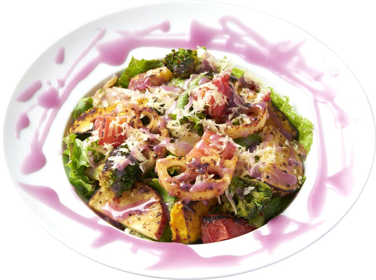 「グリル野菜の旨味を楽しむ具沢山サラダ」 テイクアウト：805円 / イートイン：820円 