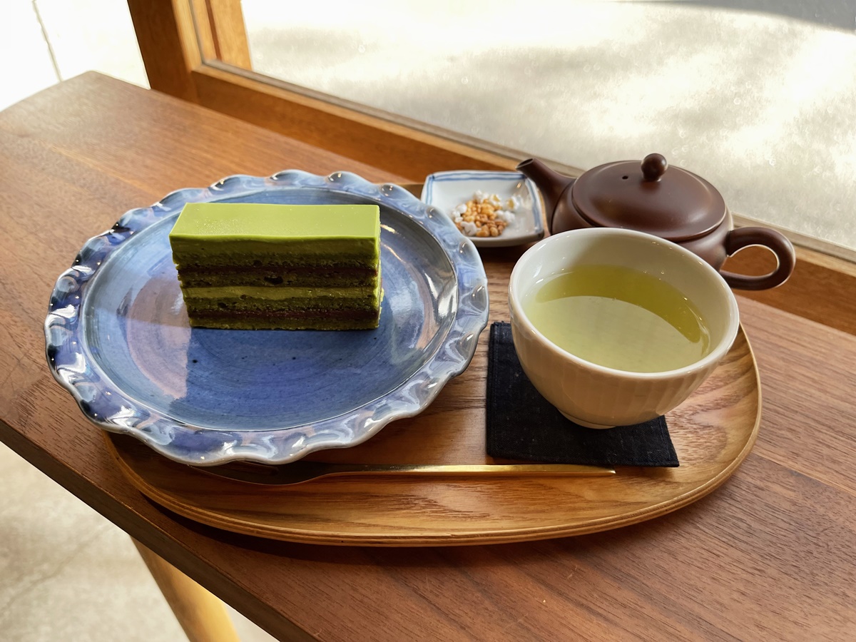 写真左から「抹茶オペラ」600円と「緑茶」700円