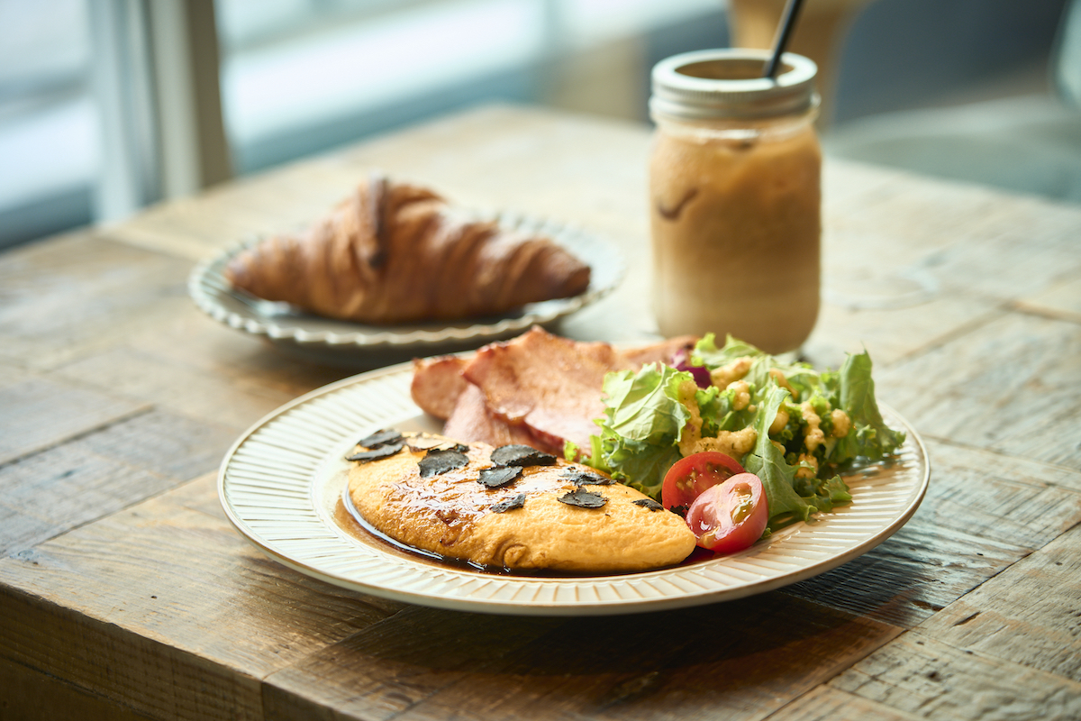 「EDWブレックファースト」1980円、「カフェラテ」セット価格 385円（単品638円）