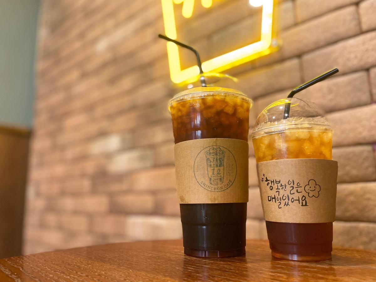 （左から）「1Lアイスコーヒー」「桃アイスティー」各500円