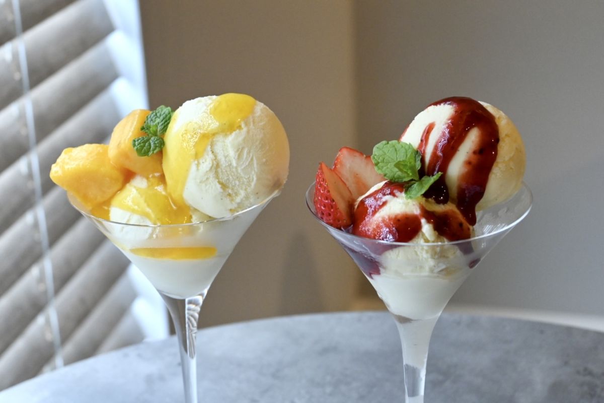 「マンゴーアイス」980円（写真左）と「苺アイス」（同右）