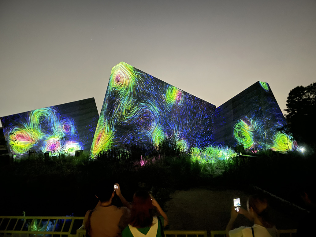 風の中の散逸する鳥の彫刻群 / Sculptures of Dissipative Birds in the Wind