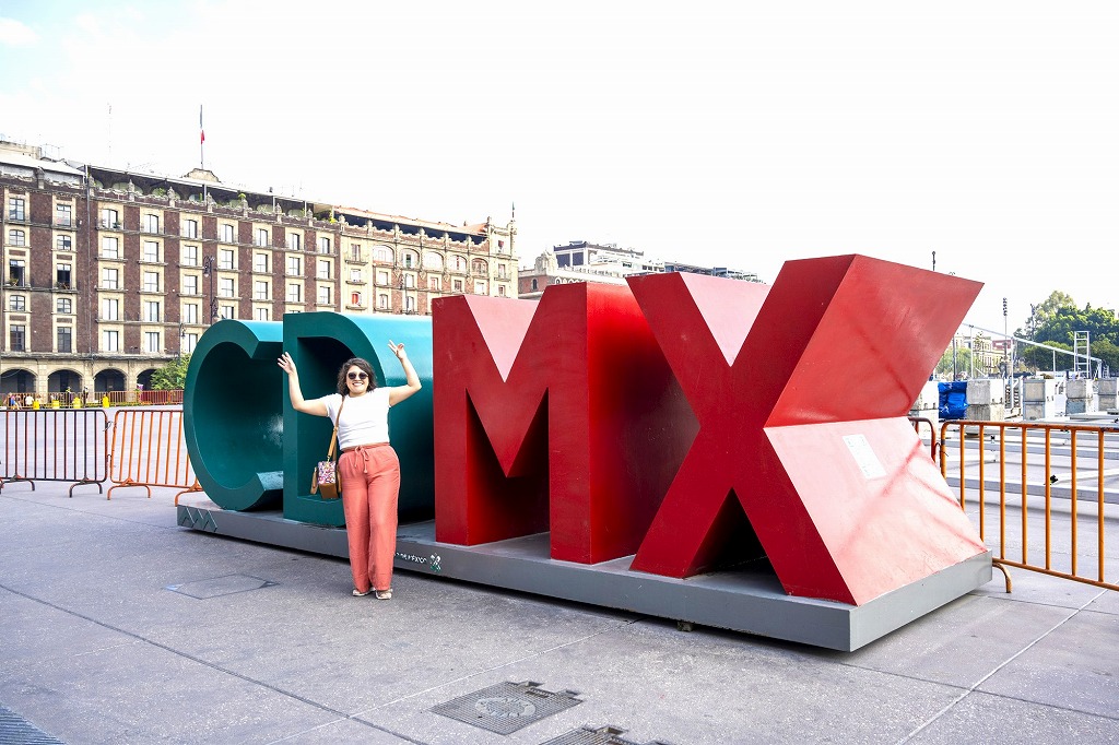 広場の南側にある「CDMX」ボードの前で記念撮影♪