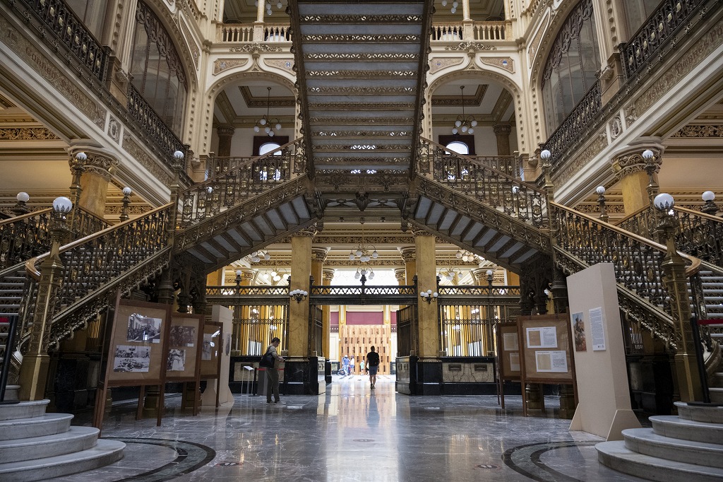 メキシコ産の大理石で造られた階段には繊細な彫刻の縁取りが施されています