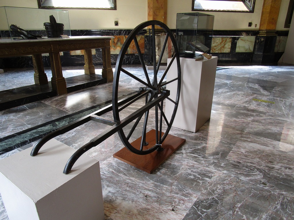 昔使われていた手押し車や自転車などが展示されています