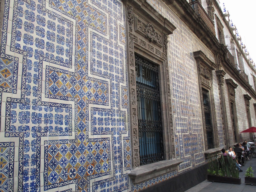 独特の青色が印象的なタイルが壁一面に