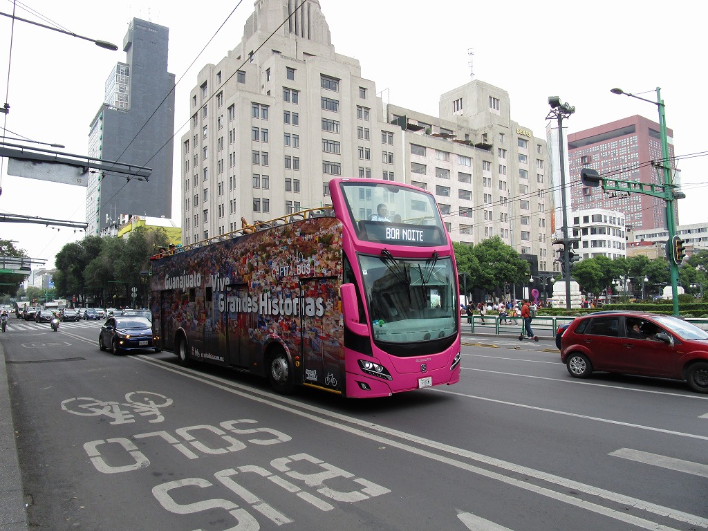 CDMXの西の美しい街、グアナフアトの写真をデコレートした二階建て観光バス