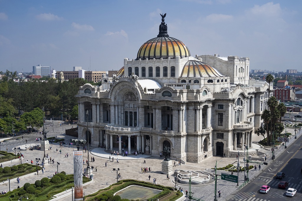 白大理石でできた存在感のある建物。ドームのグラデーションも美しい