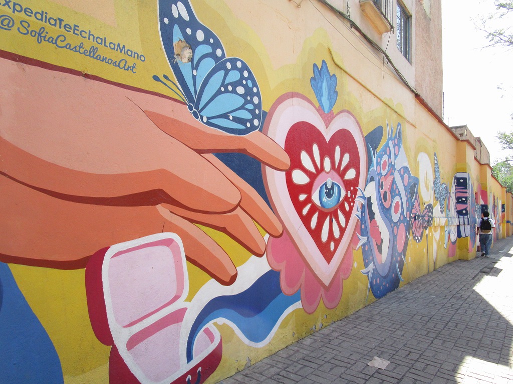 市場の壁や駐車場側の看板はカラフルでフォトジェニック