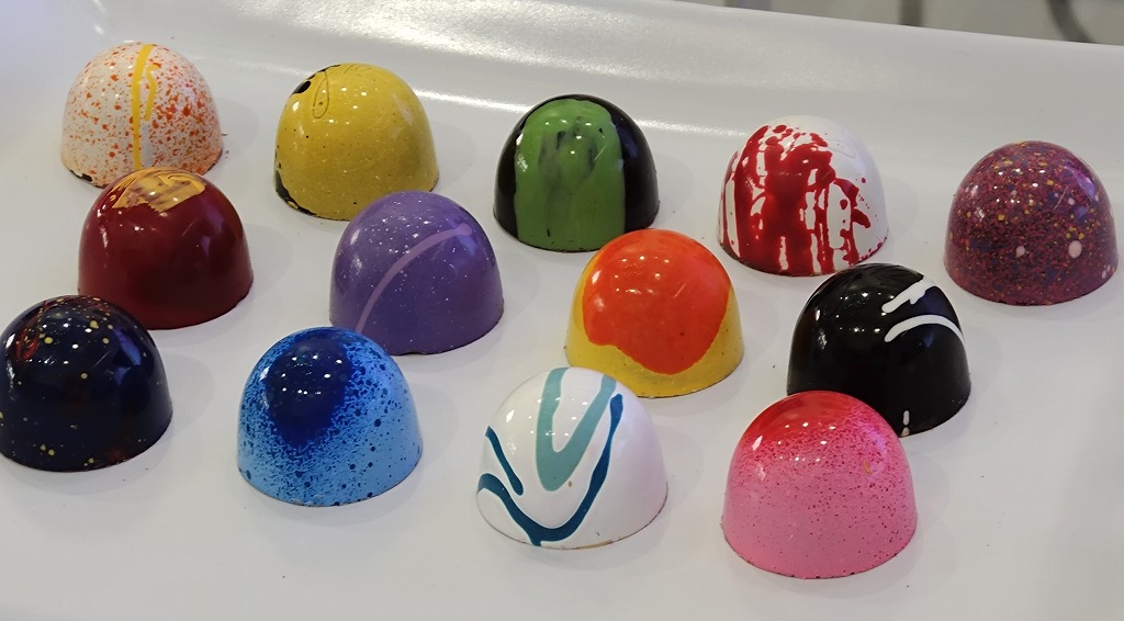 チョコレートブティック「ケ・ボ（Que Bo！）」はポランコにも店があります。色とりどりのかわいいトリュフはお土産にもぴったり