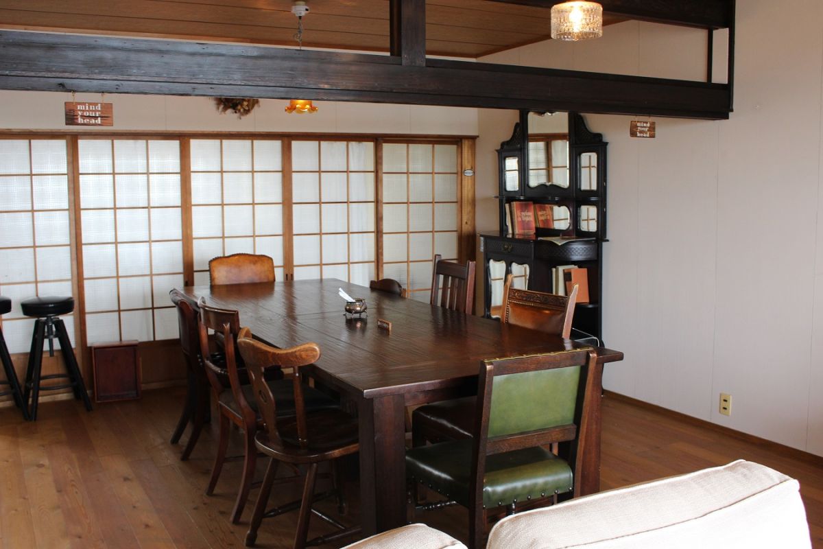 2階のテーブル席とソファ席