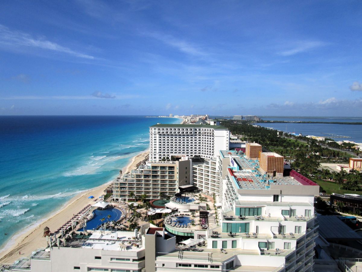 テラスからの眺めは、右にカリビアンブルー、左にラグーンブルーと最高！ 