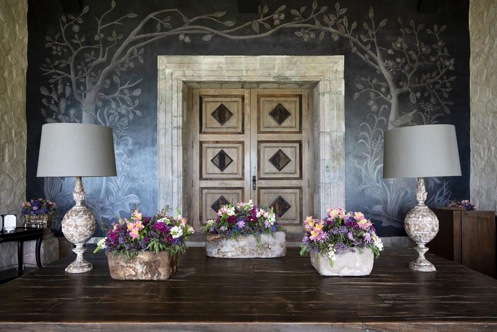 元大統領の別荘にあった扉をそのまま生かしたインテリア