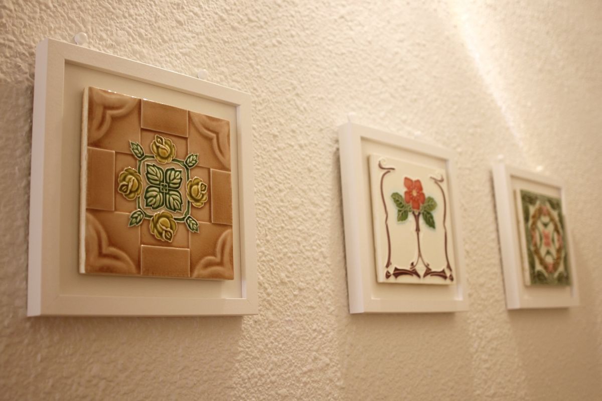 1900年ごろに製造されたアンティークタイルも飾られている