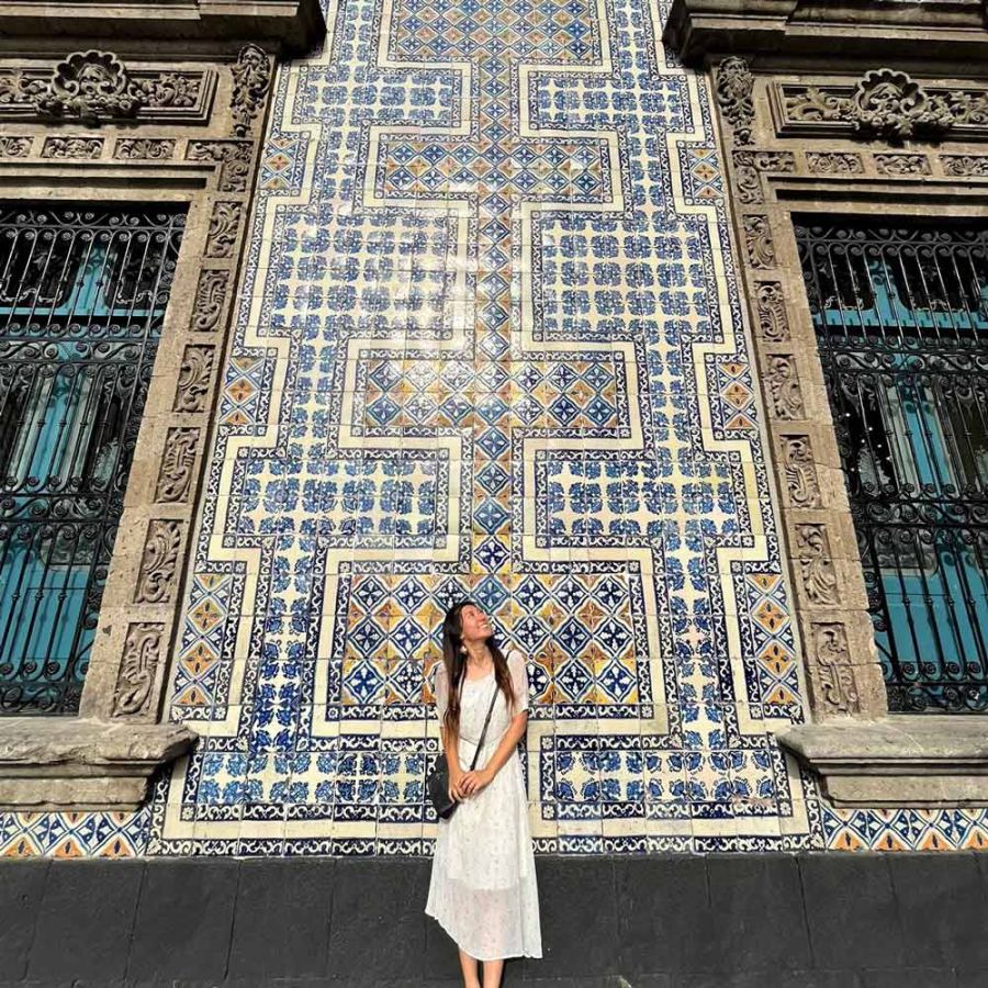 青いタイルの家