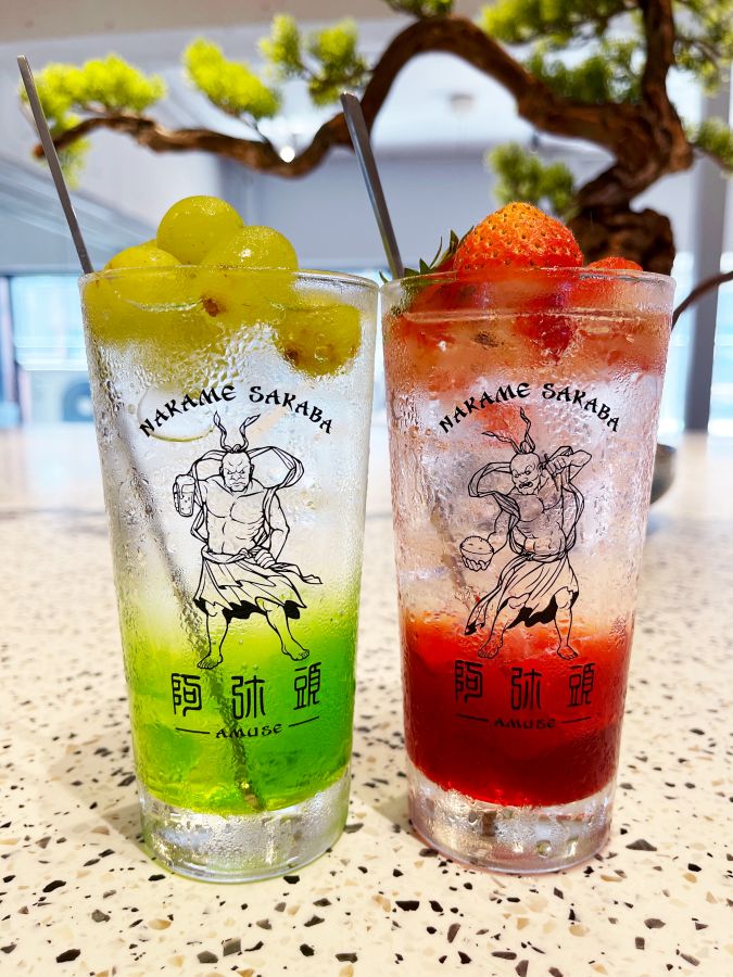 （左から）「マスカットサワー」「苺サワー」各858円