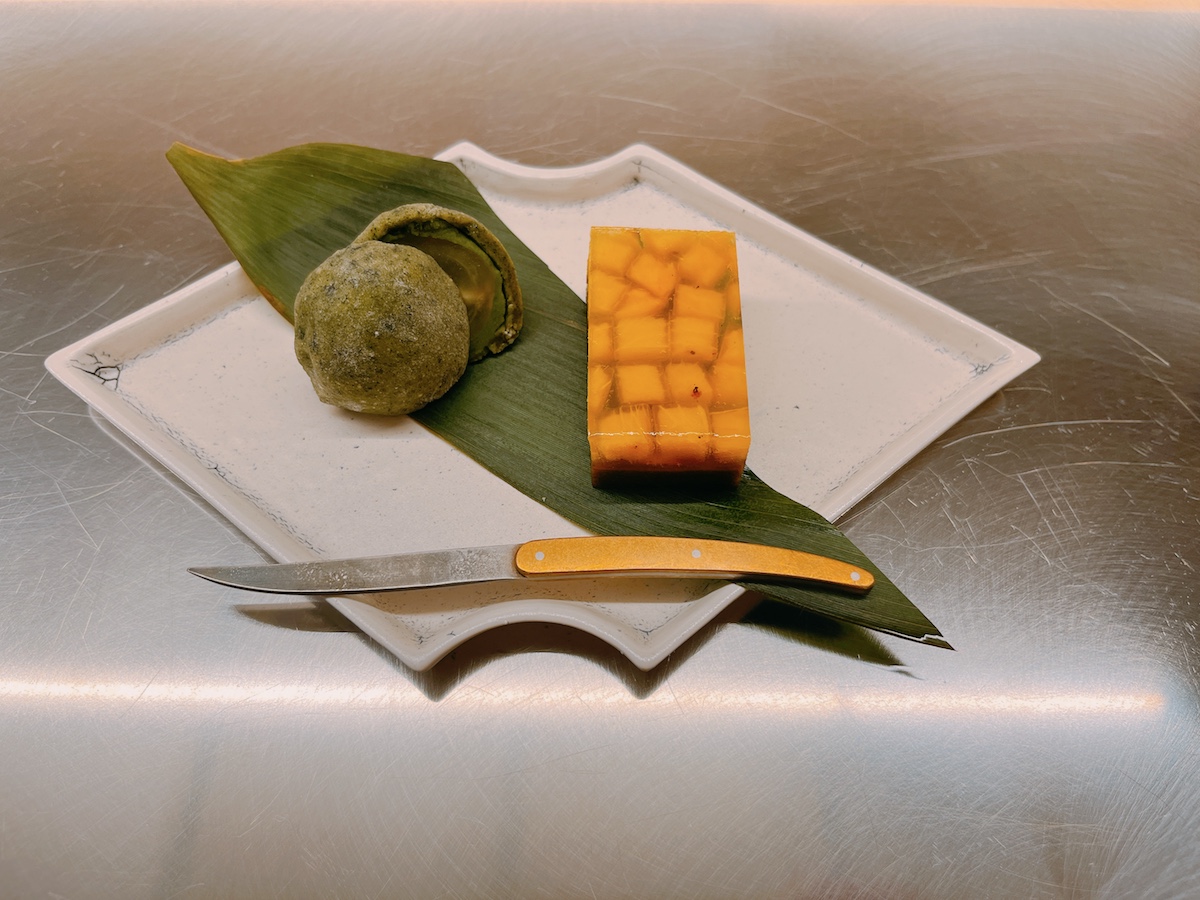 （左）シャインマスカットの大福