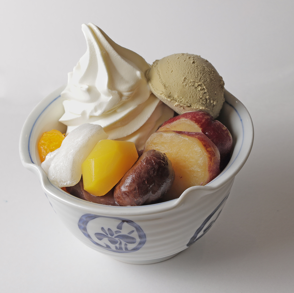 「秋の彩りあんみつ」981円/みはし