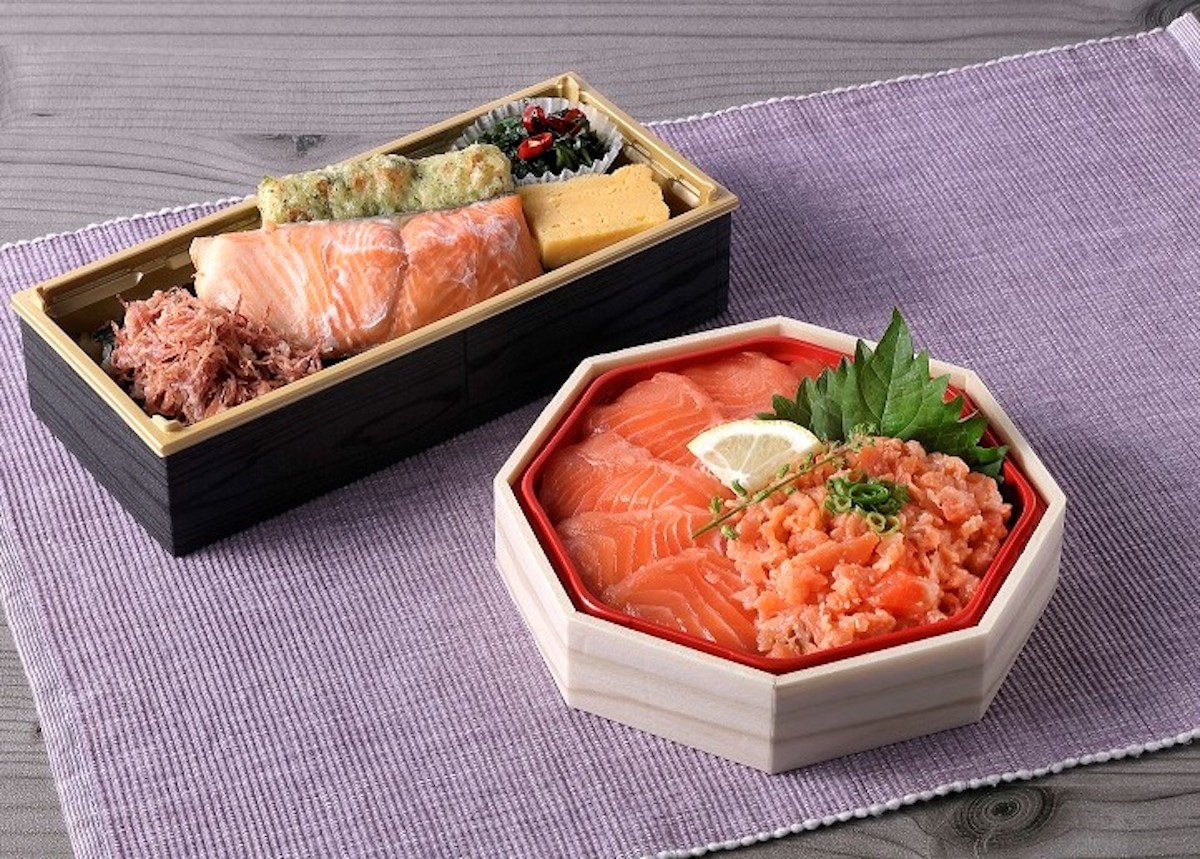 (左)「コンビーフと国産焼鮭のり弁」1150円/千駄木腰塚、(右)「サーモン丼」1080円/魚力