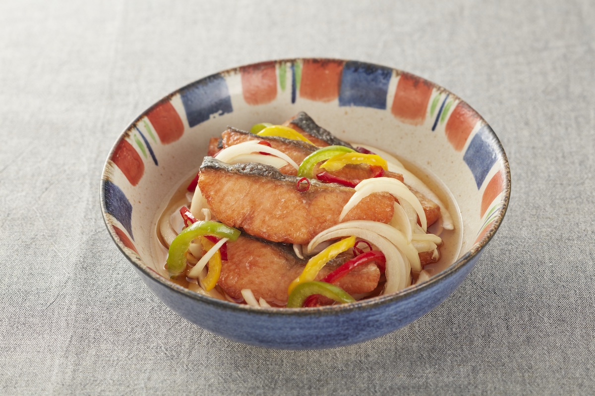 「鮭の南蛮漬け」594円/まつおか