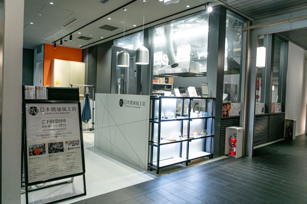 「日本橋玻璃工房」で吹きガラス体験!