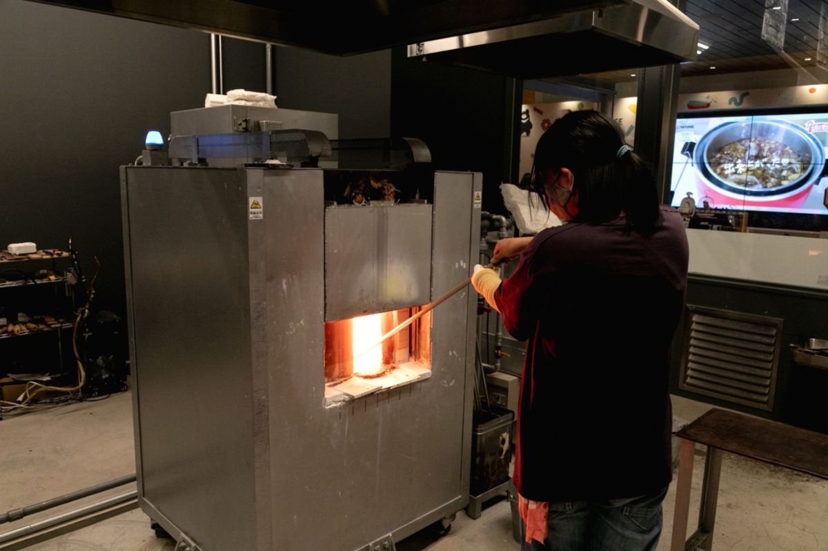 「日本橋玻璃工房」で吹きガラス体験！ 