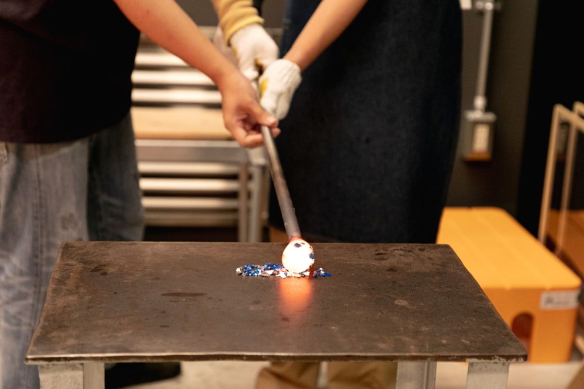 「日本橋玻璃工房」で吹きガラス体験！ 