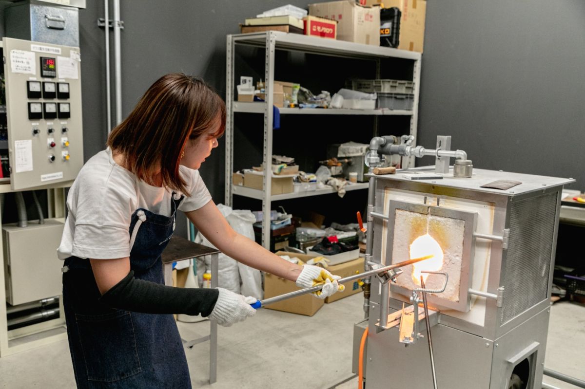 「日本橋玻璃工房」で吹きガラス体験！ 