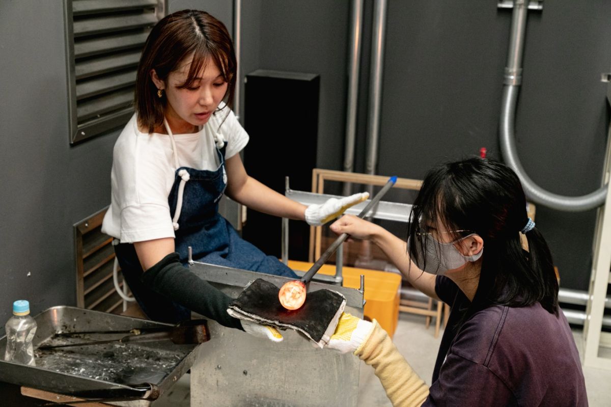 「日本橋玻璃工房」で吹きガラス体験!