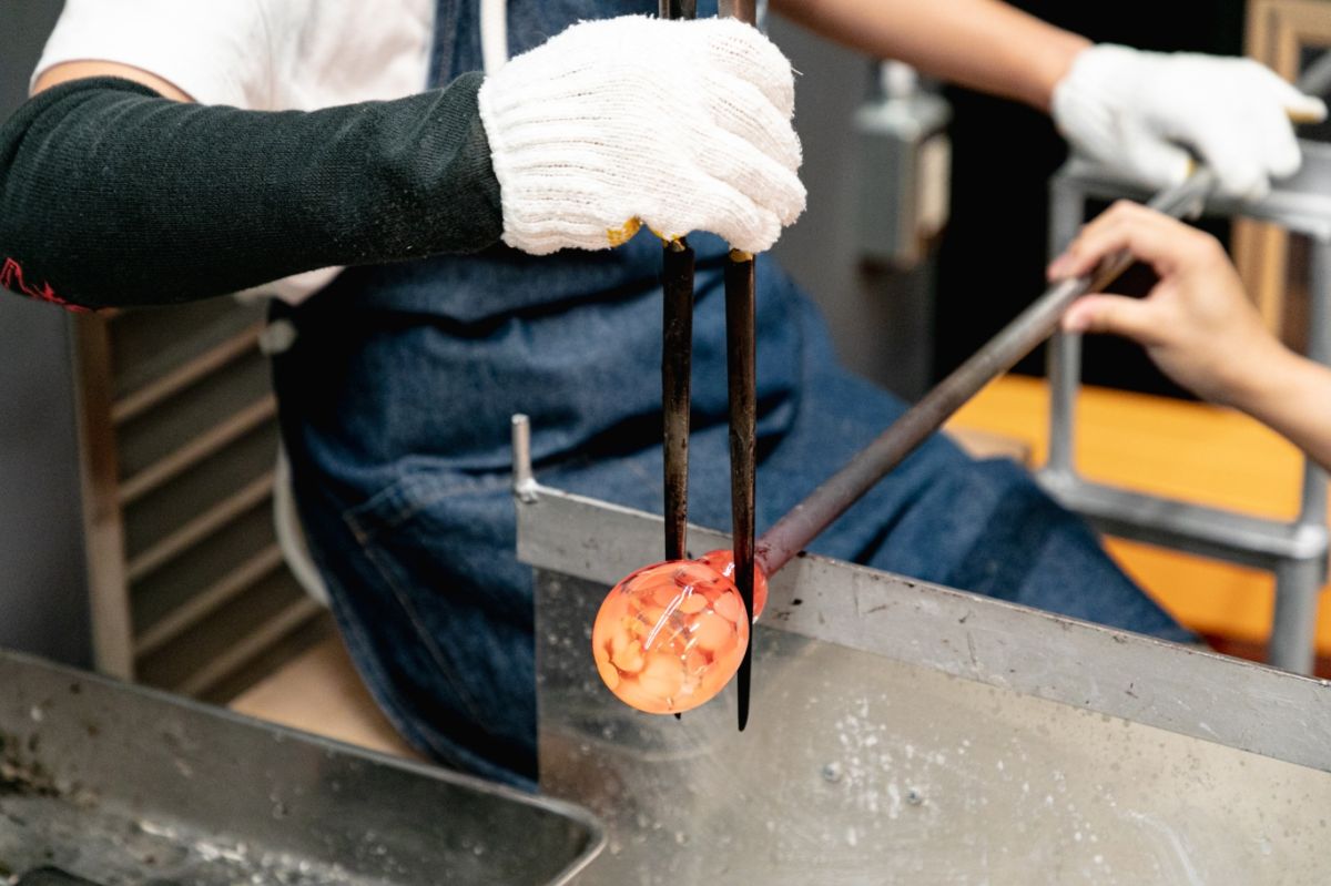 「日本橋玻璃工房」で吹きガラス体験!