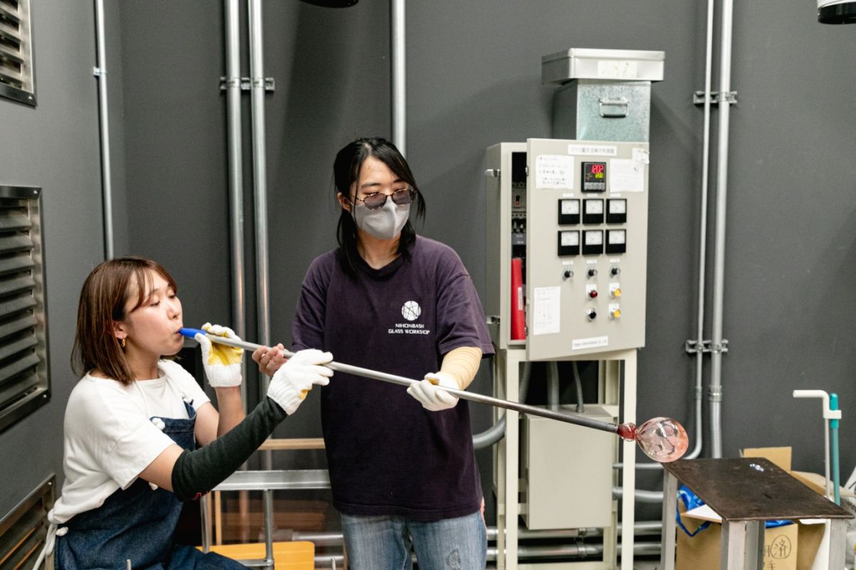 「日本橋玻璃工房」で吹きガラス体験!