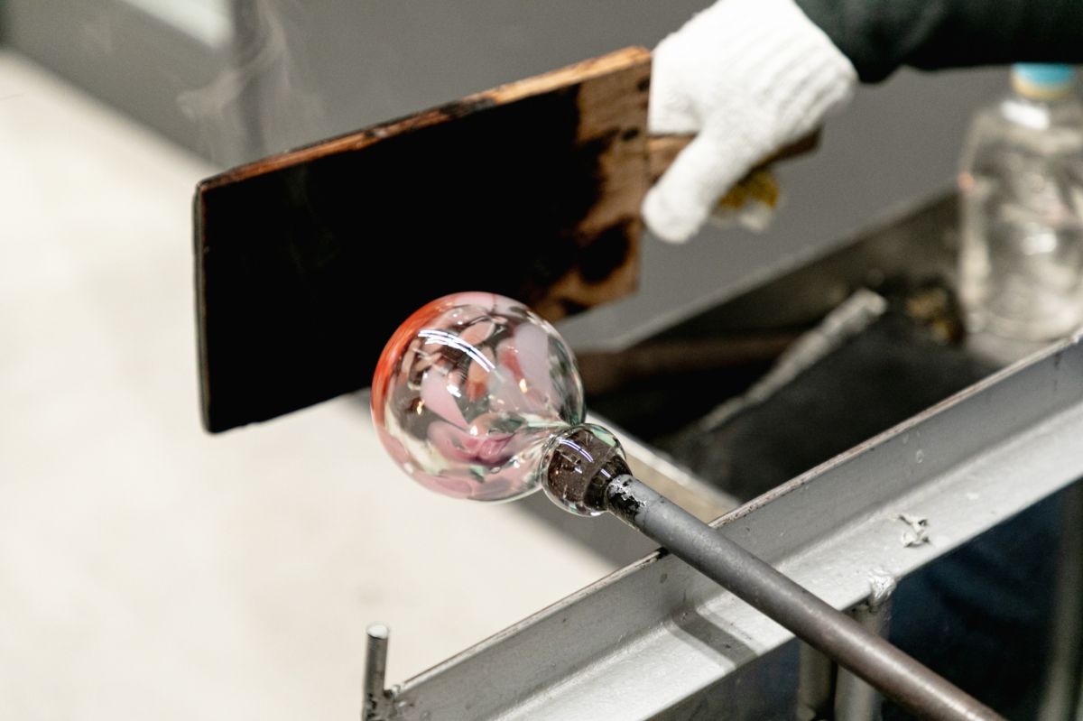 「日本橋玻璃工房」で吹きガラス体験!