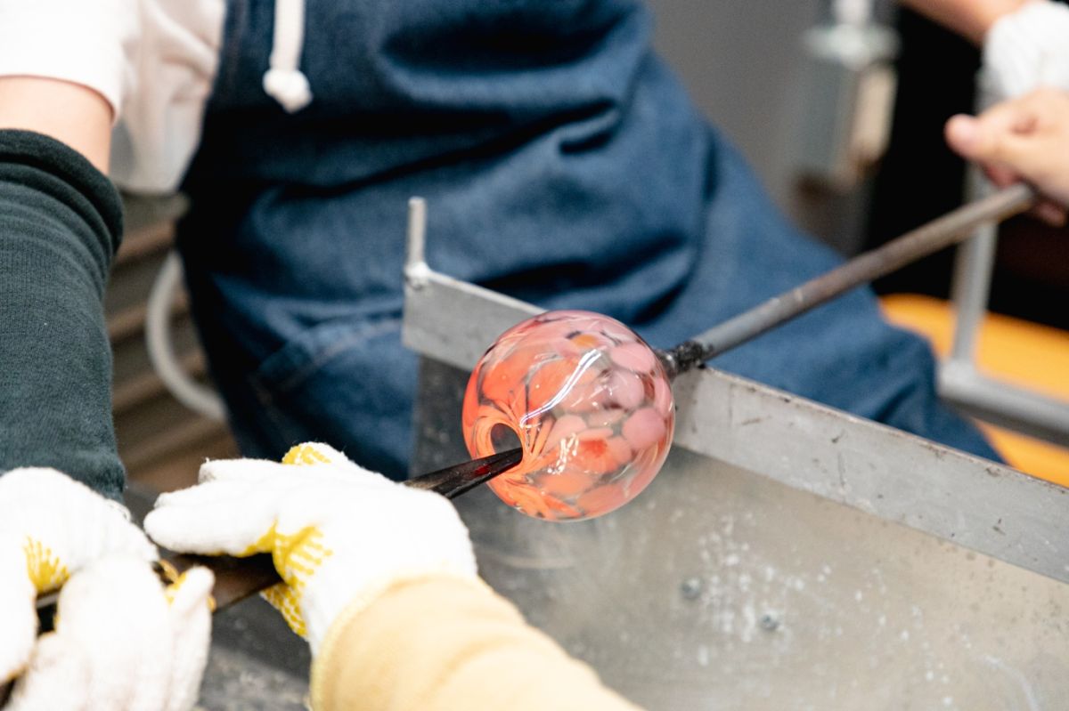 「日本橋玻璃工房」で吹きガラス体験!