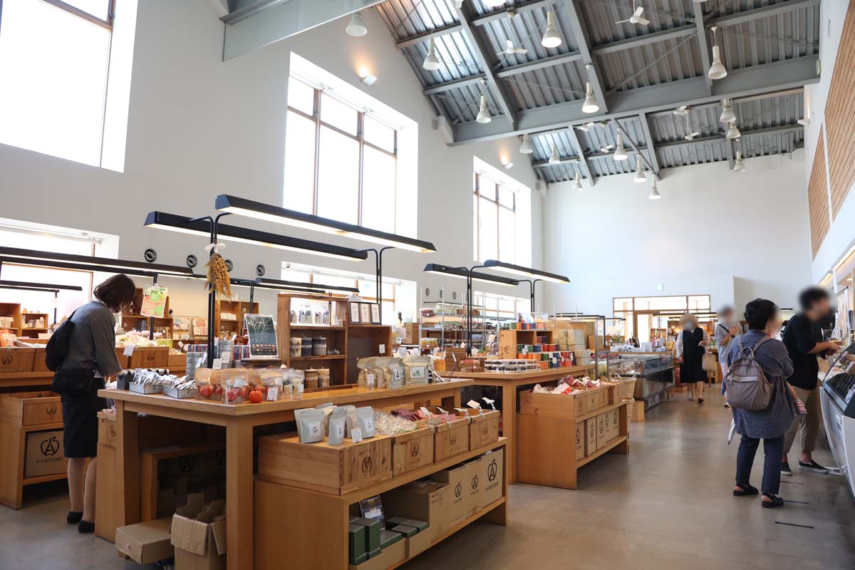 天井が高く、広々とした店内