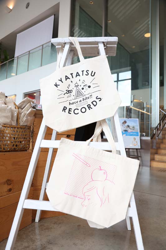 キープレイス 上：「りんご脚立トート」2640円、下：「りんごトート」2640円