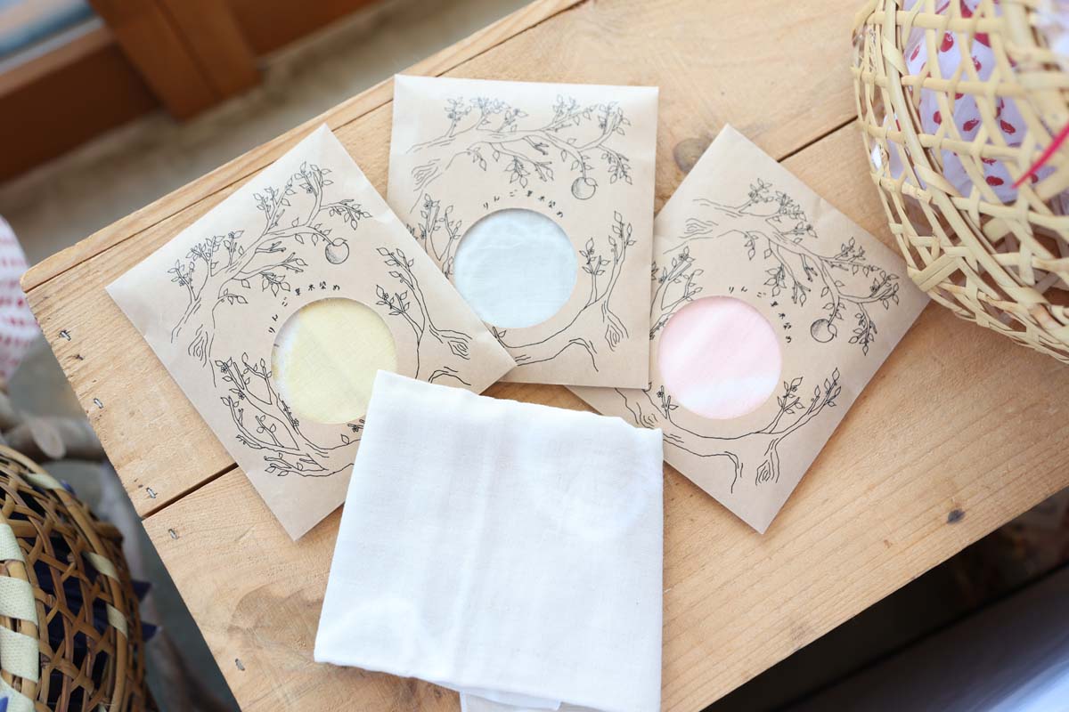 駒のまほろば「りんご草木染めハンカチ」1枚770円